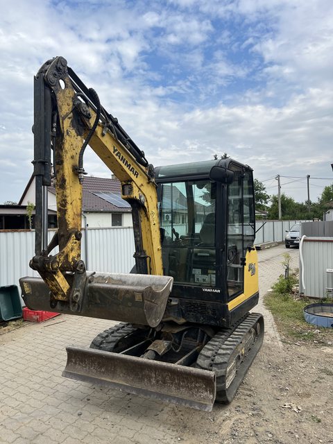 Yanmar SV26 minikotró közelről, tolólappal