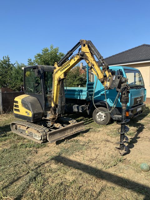 Yanmar SV26 minikotró földfúró adapterrel