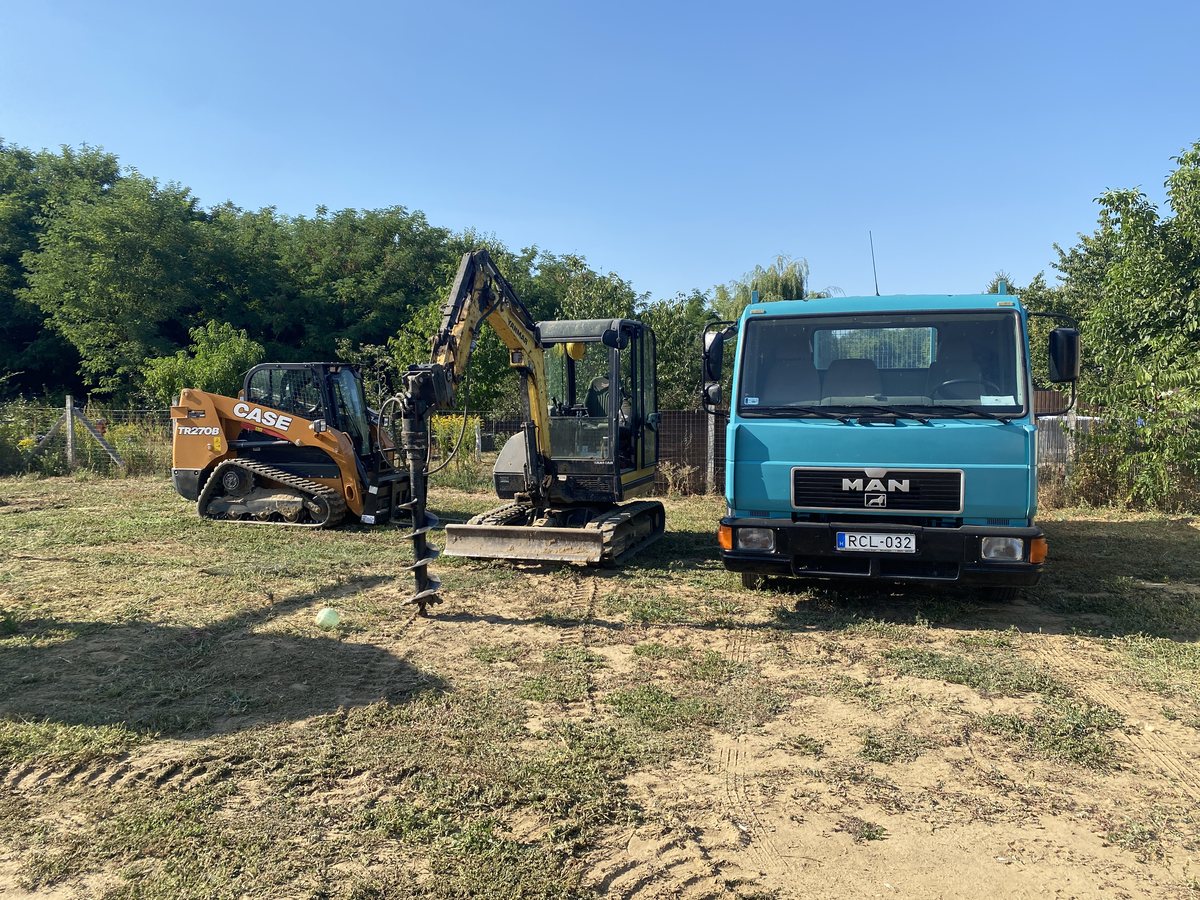 A Zsobuild-Ker Kft. géppark: Yanmar minikotró, CASE lánctalpas rakodó és MAN billencs